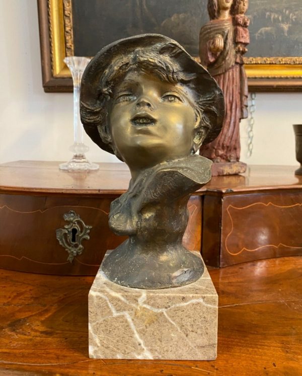 Scultura in bronzo di Francesco Paolo Michetti: ragazzo sorridente
