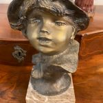 Scultura in bronzo di Francesco Paolo Michetti: ragazzo sorridente