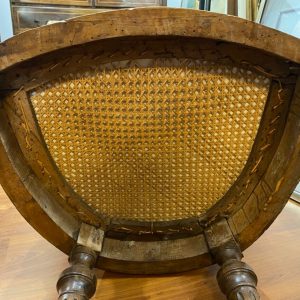 Antica poltrona in stile Luigi XVI noce del ‘700 - Foto dal basso