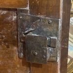 Armadio Luigi XIV noce – Particolare della serratura