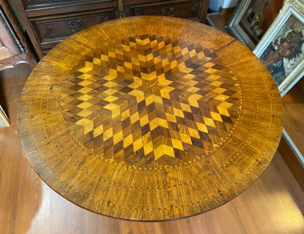 Antico tavolo sorrentino lastronato ed intarsiato dell‘800 (XIX secolo)