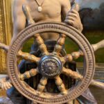 Statua Lladró di porcellana raffigurante un marinaio al timone – Dettaglio