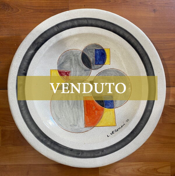 Piatto in ceramica smaltata di Luigi Veronesi realizzato nel 1977 - 001