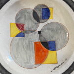 Piatto in ceramica smaltata di Luigi Veronesi realizzato nel 1977 – 002
