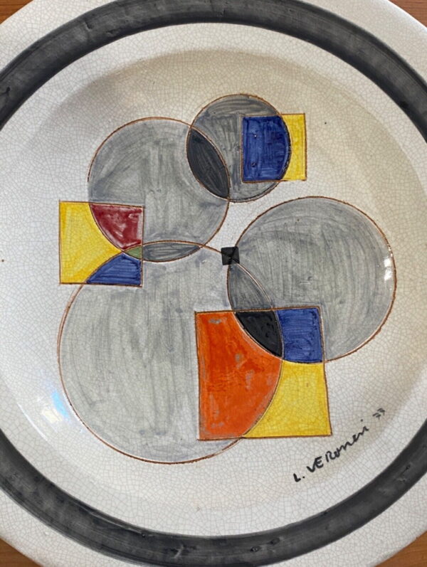 Piatto in ceramica smaltata di Luigi Veronesi realizzato nel 1977 - 002