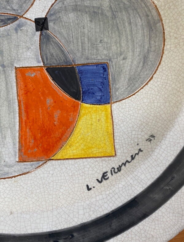 Piatto in ceramica smaltata di Luigi Veronesi realizzato nel 1977 - 003