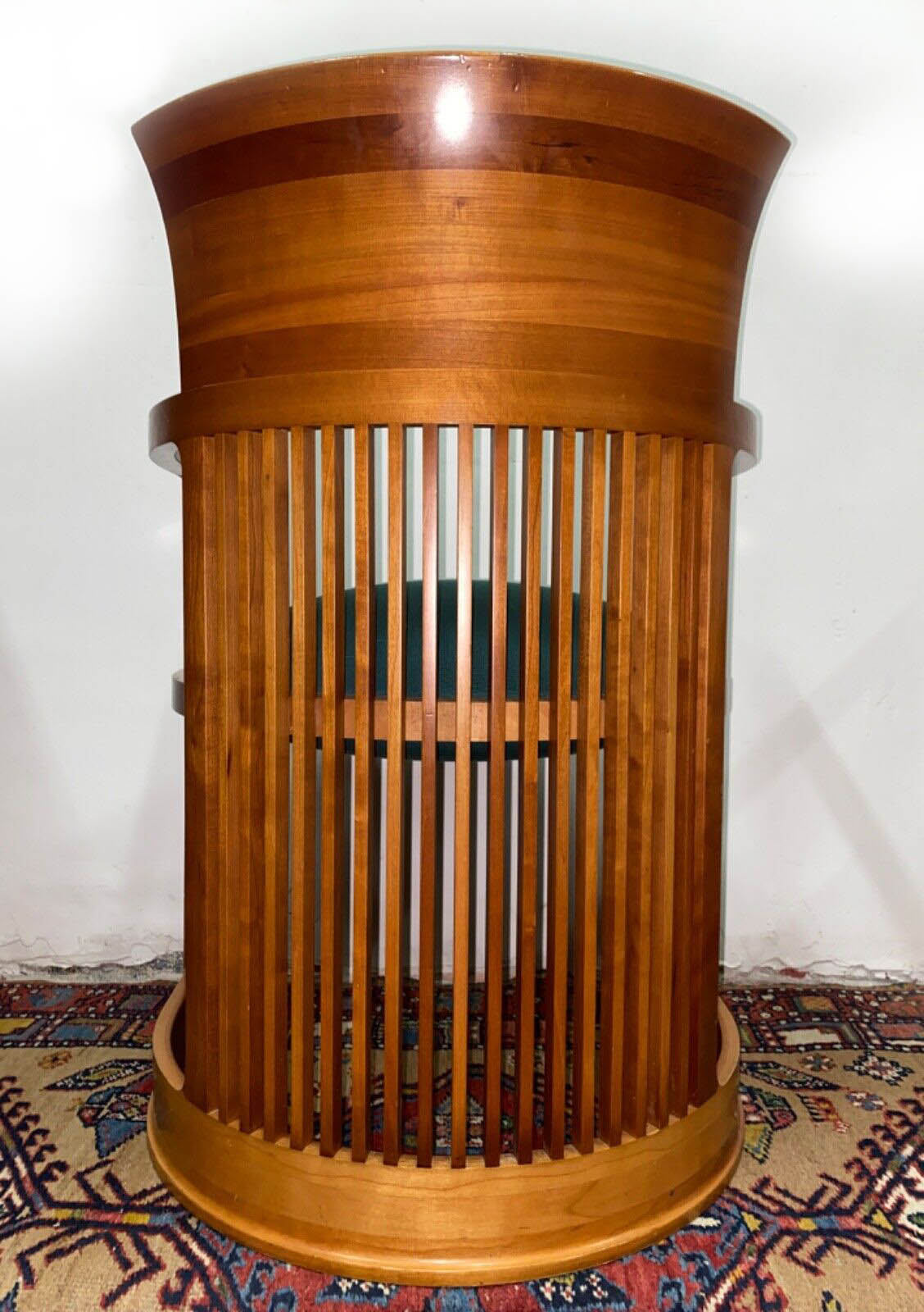 Coppia di poltrone 606 Barrel – Designer Frank Lloyd Wright per Cassina – Vista posteriore della singola seduta