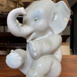 Elefantino in porcellana policroma - Manifattura Lenci - Vista di tre quarti