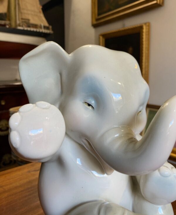 Elefantino in porcellana policroma - Manifattura Lenci - Particolare da tre quarti