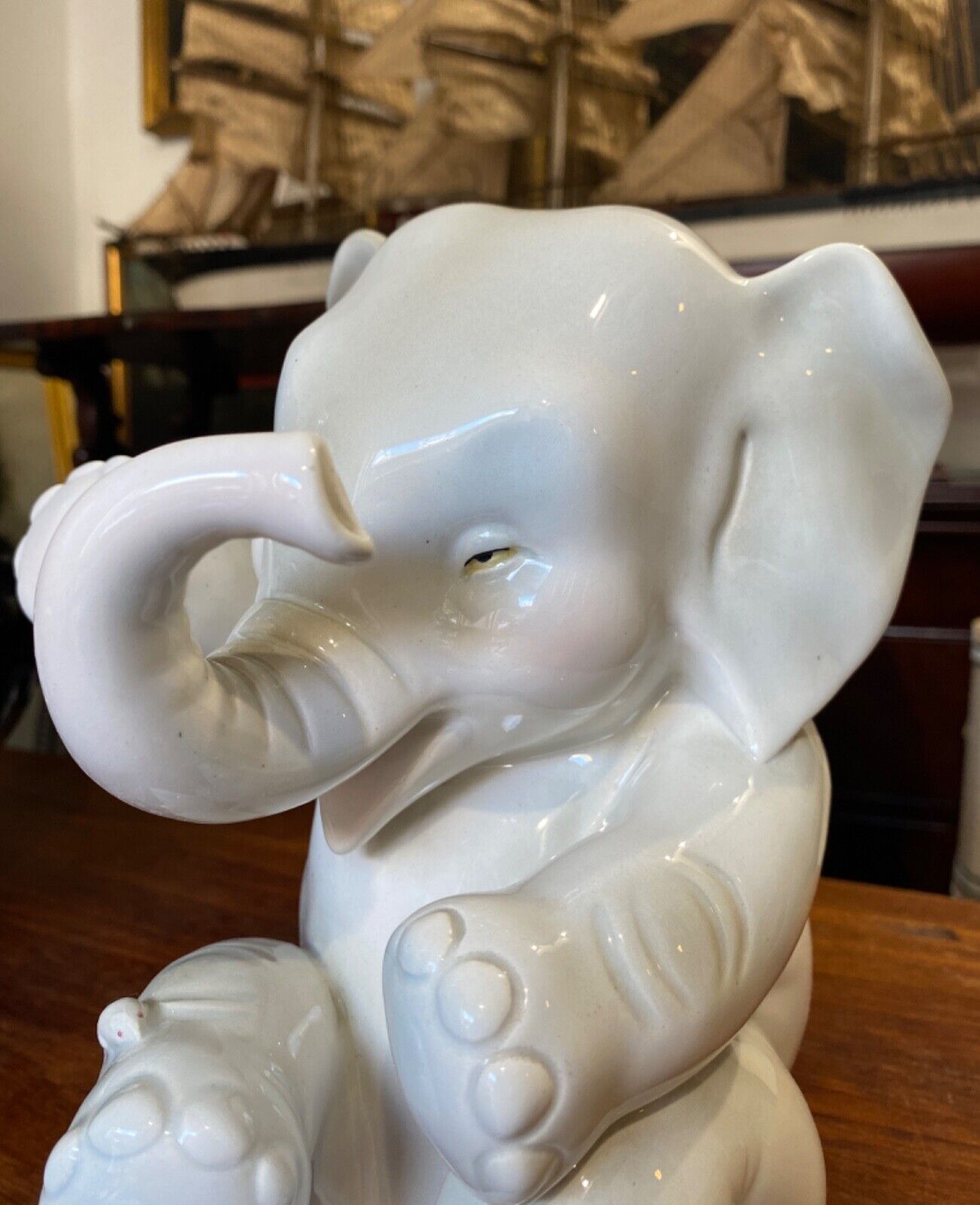 Elefantino in porcellana policroma – Manifattura Lenci – Particolare da tre quarti