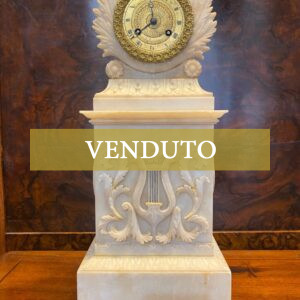 Antico orologio Carlo X in alabastro del 1800 - Immagine frontale