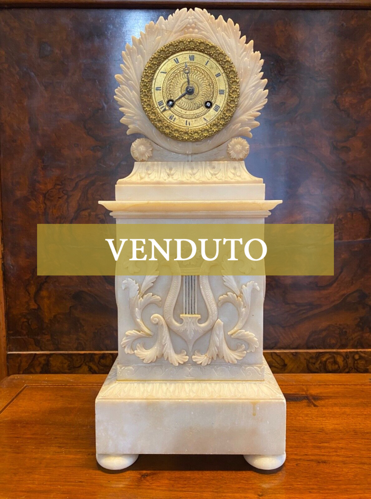 Antico orologio Carlo X in alabastro del 1800 – Immagine frontale