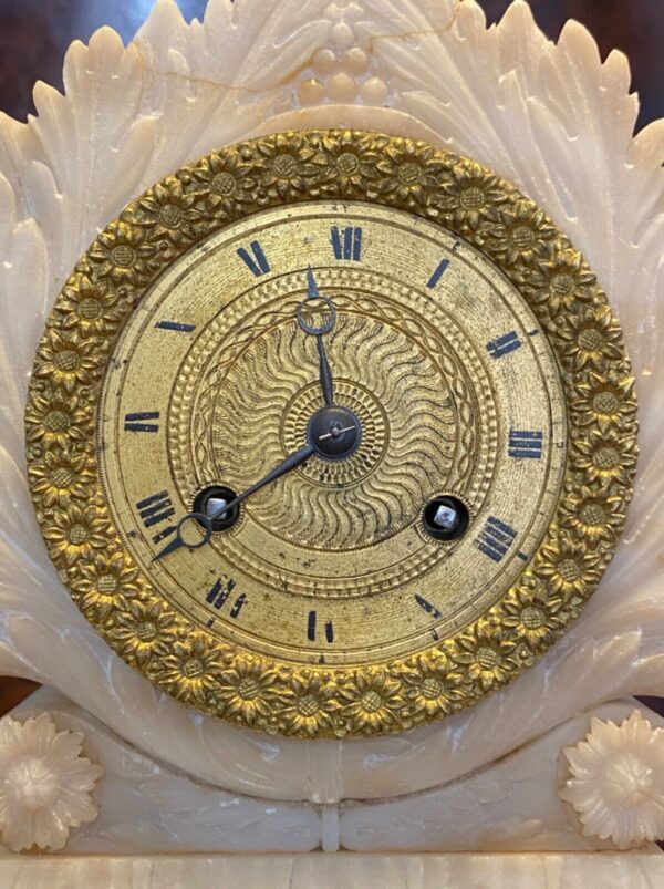 Antico orologio Carlo X in alabastro del 1800 - Particolare del quadrante dell'orologio