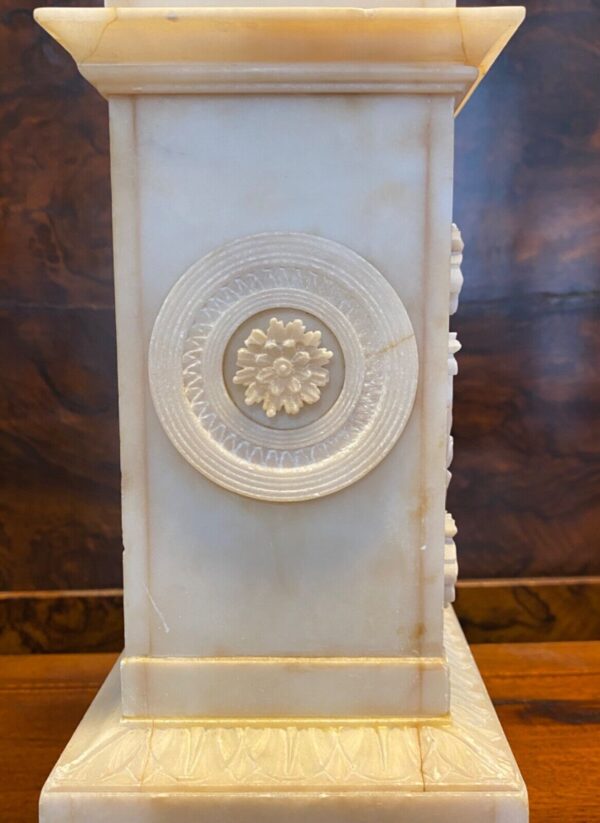 Antico orologio Carlo X in alabastro del 1800 - Particolare della decorazione del fianco