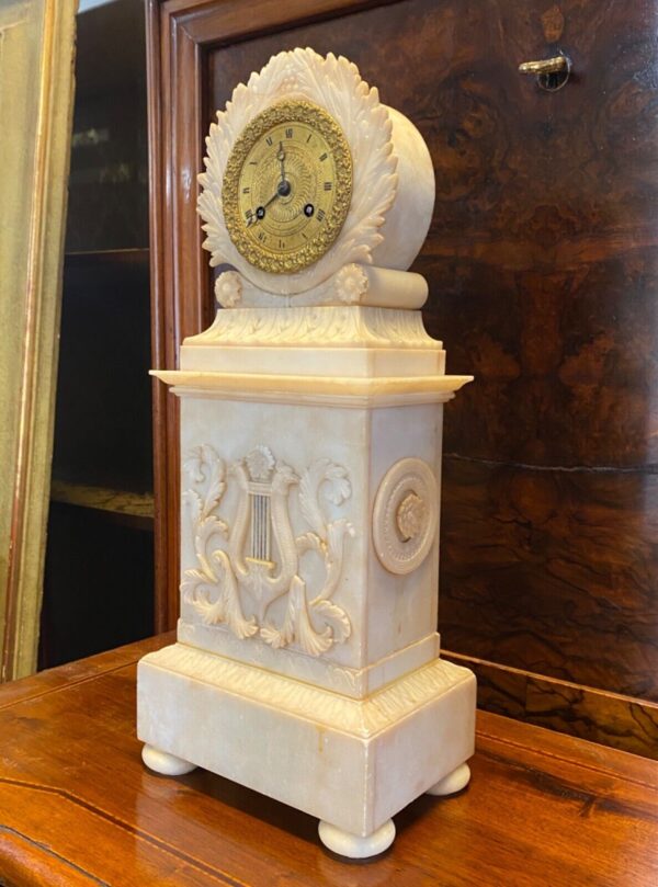 Antico orologio Carlo X in alabastro del 1800 - Foto di tre quarti