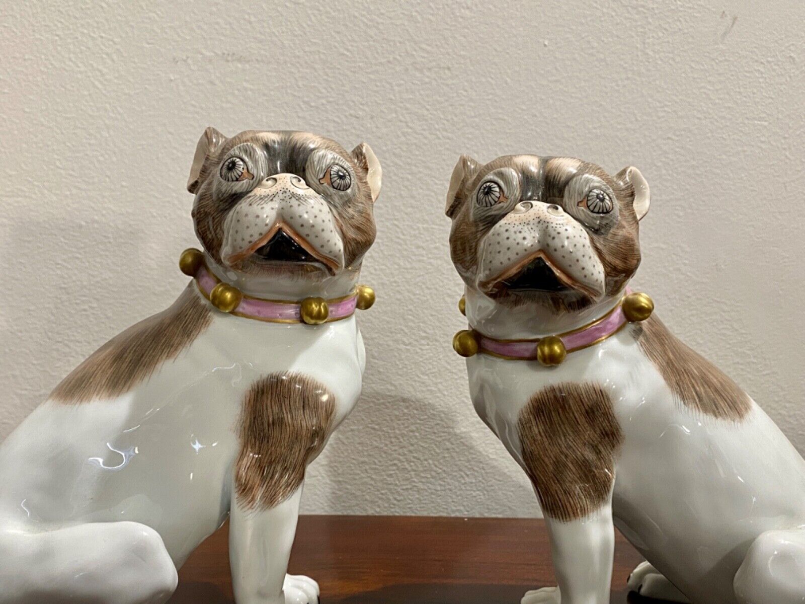 Coppia di cani in porcellana Dresden Carl Thieme del XX secolo – Immagine di dettaglio