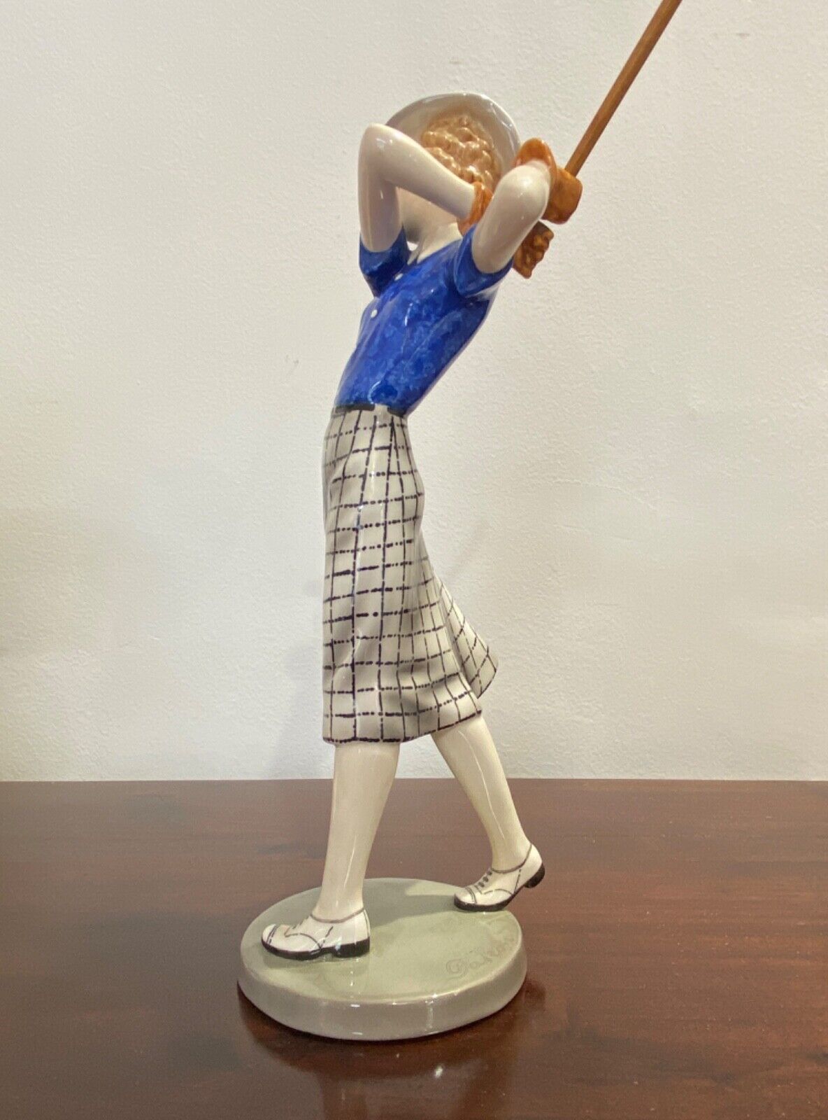 Statua di porcellana Goldscheider di Lorenzl e Dakon- figura di donna golfista del XX secolo - Immagine laterale