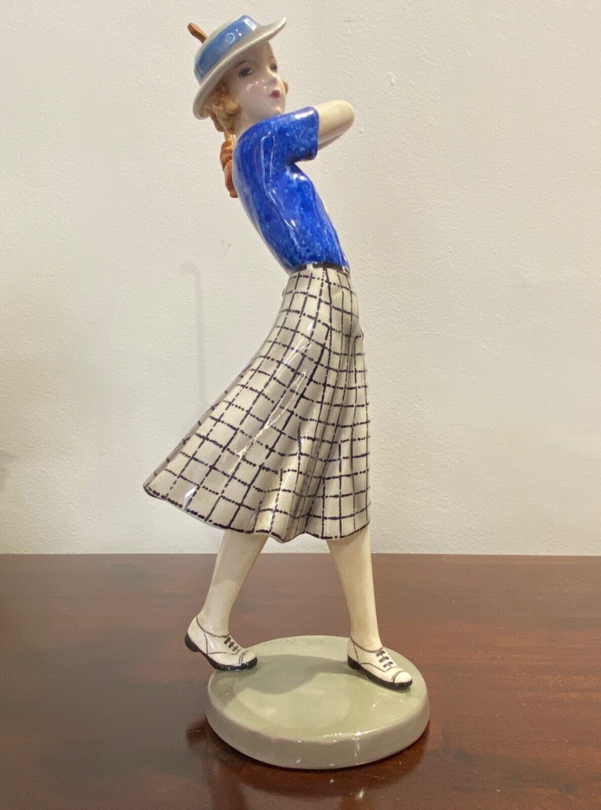Statua di porcellana Goldscheider di Lorenzl e Dakon- figura di donna golfista del XX secolo – Immagine laterale