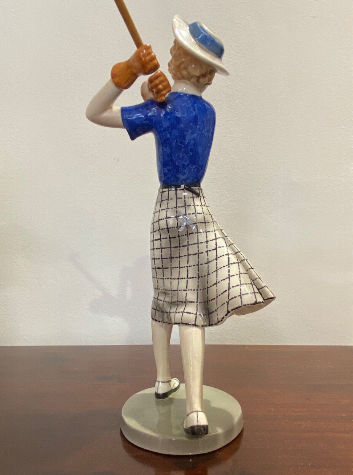 Statua di porcellana Goldscheider di Lorenzl e Dakon- figura di donna golfista del XX secolo – Immagine posteriore