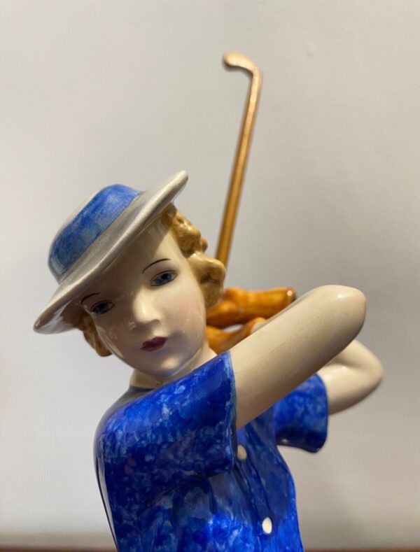 Statua di porcellana Goldscheider di Lorenzl e Dakon- figura di donna golfista del XX secolo - Dettaglio del viso