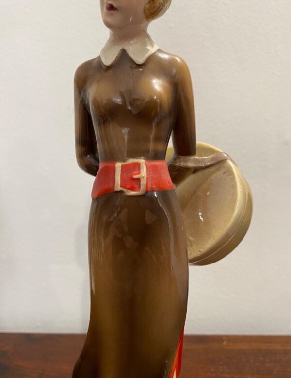 Statuetta di porcellana Goldscheider del XX secolo, figura di donna: particolare del busto
