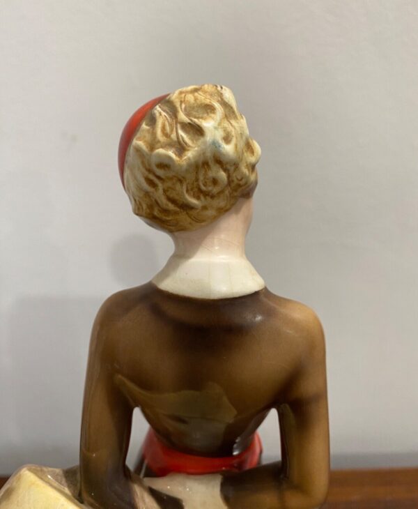 Statuetta di porcellana Goldscheider del XX secolo, figura di donna: immagine posteriore alta dell'opera
