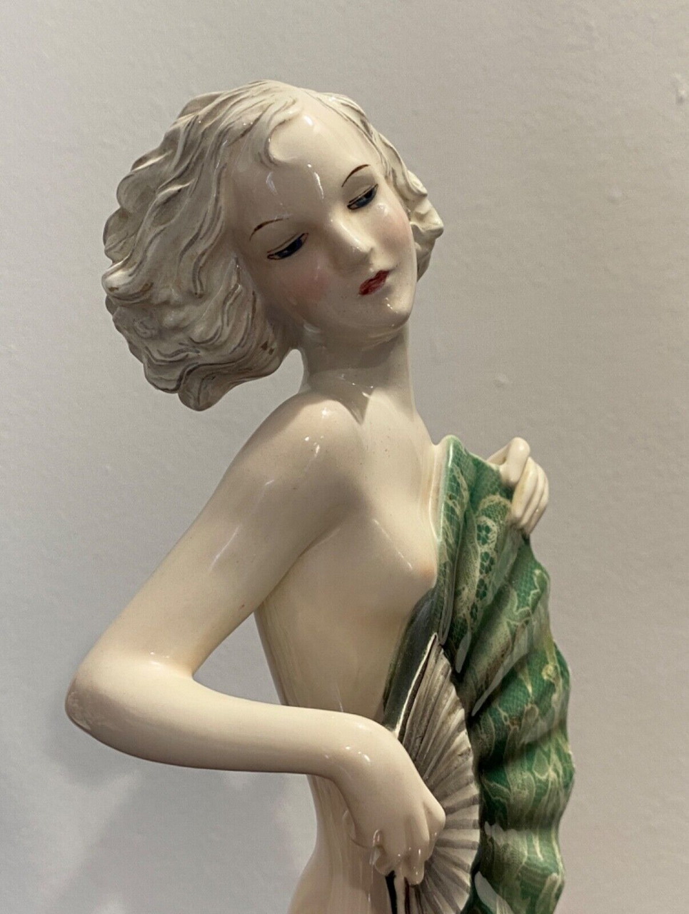 Statuetta in porcellana Goldscheider Vienna- figura di donna con ventaglio, XX secolo: dettaglio della parte superiore