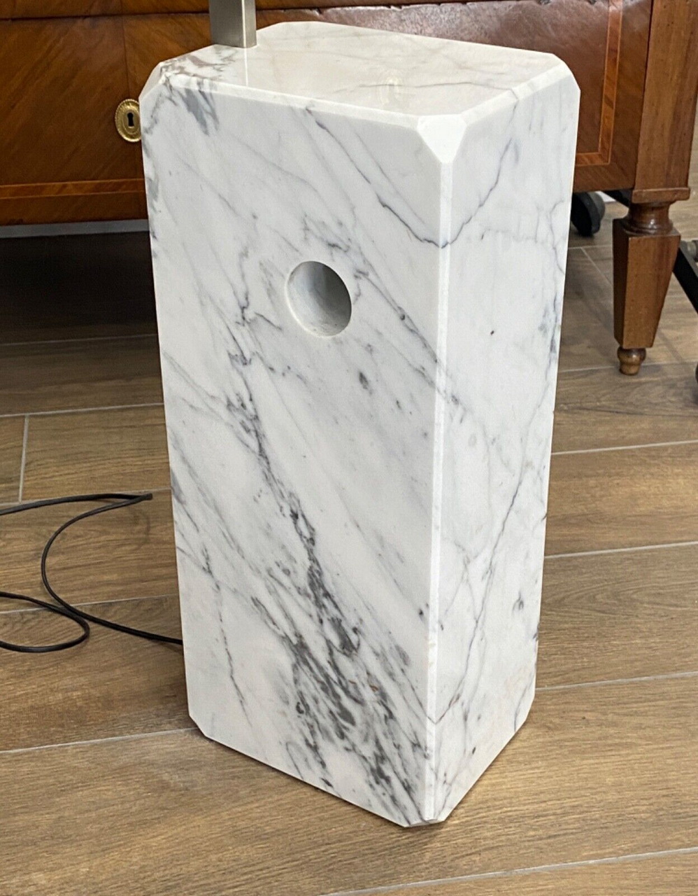 Lampada da terra FLOS modello “Arco” del 1962 di Achille e Pier Giacomo Castiglioni – Dettaglio della base in marmo