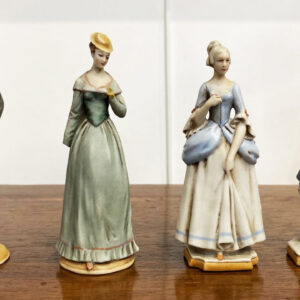 Statuine in porcellana Biscuit primi '900: gentiluomini e dame