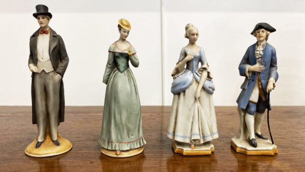 Statuine in porcellana Biscuit primi '900: gentiluomini e dame