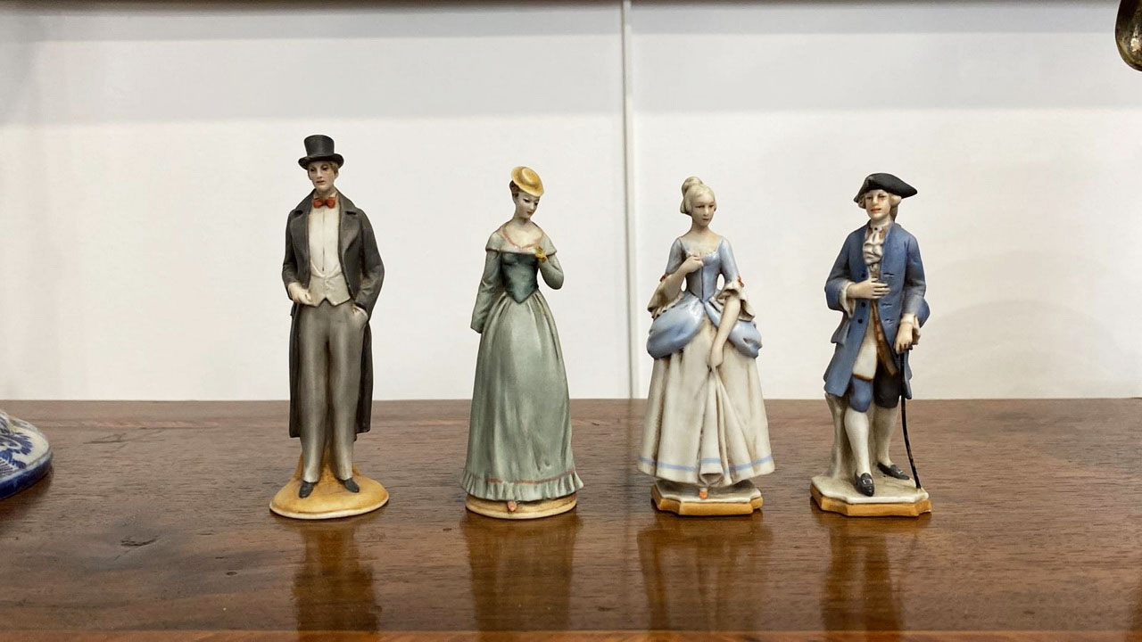 Statuine in porcellana Biscuit primi ‘900: gentiluomini e dame
