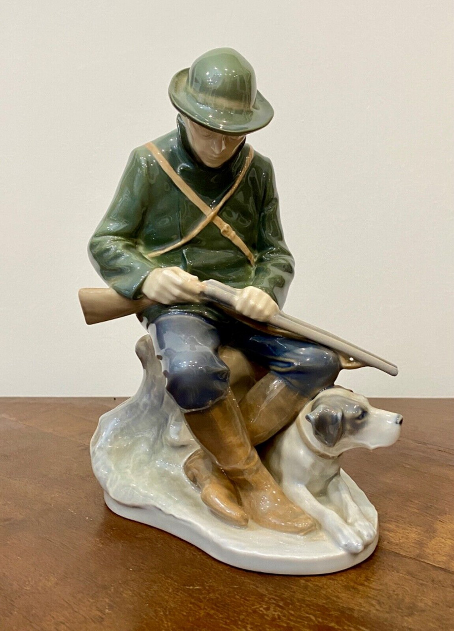 Royal Copenhagen- cacciatore con segugio, statuina in porcellana di Christian Thomsen – 002 – Vista frontale