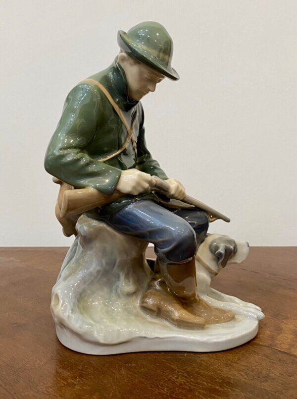 Royal Copenhagen- cacciatore con segugio, statuina in porcellana di Christian Thomsen - 003 - Vista laterale