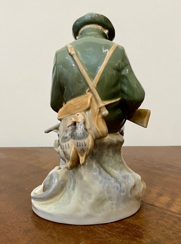 Royal Copenhagen- cacciatore con segugio, statuina in porcellana di Christian Thomsen - 004 - Vista posteriore con firma dello scultore