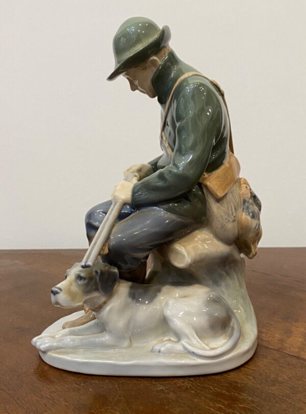 Royal Copenhagen- cacciatore con segugio, statuina in porcellana di Christian Thomsen - 005 - Vista laterale