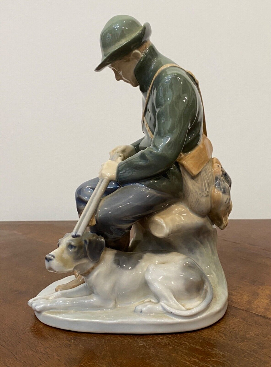 Royal Copenhagen- cacciatore con segugio, statuina in porcellana di Christian Thomsen – 005 – Vista laterale