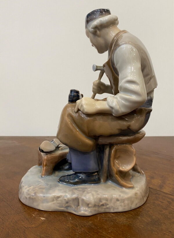 Statuina di porcellana di Royal Copenhagen- il calzolaio dello scultore Axel Locher - 003