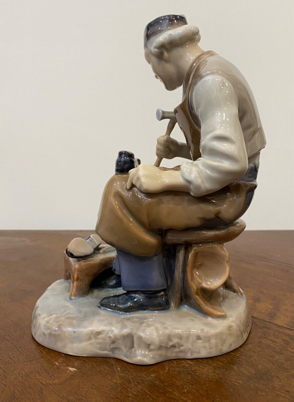 Statuina di porcellana di Royal Copenhagen- il calzolaio dello scultore Axel Locher – 003