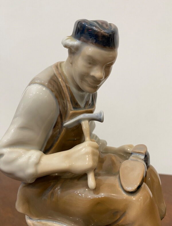 Statuina di porcellana di Royal Copenhagen- il calzolaio dello scultore Axel Locher - 006 - Dettaglio