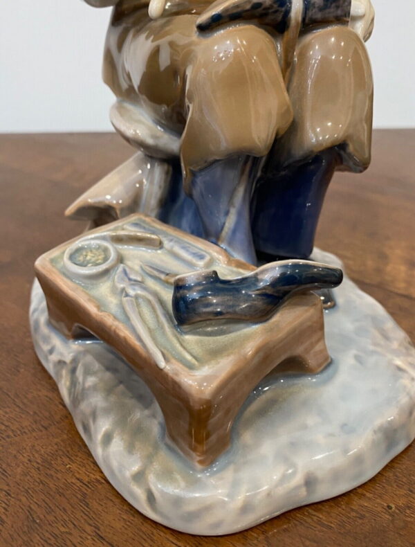 Statuina di porcellana di Royal Copenhagen- il calzolaio dello scultore Axel Locher - 006 - Particolare
