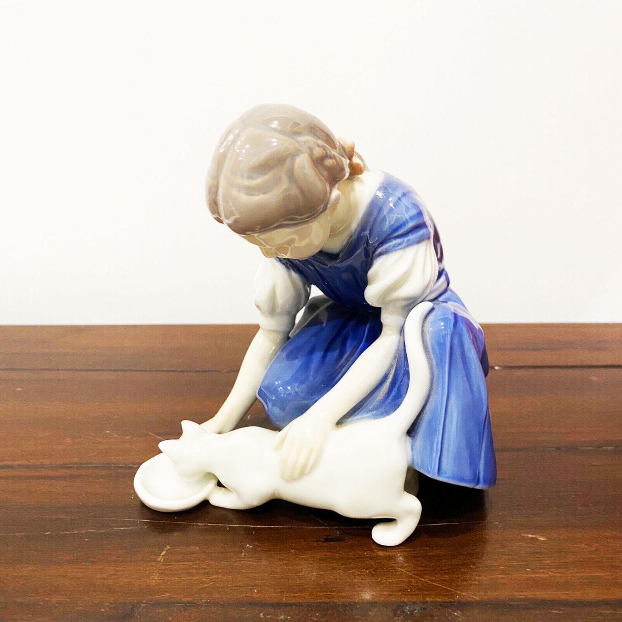 Bing & Grondahl Copenaghen, statuina in porcellana “solo una goccia”- bambina con gatto – 001 – Immagine principale