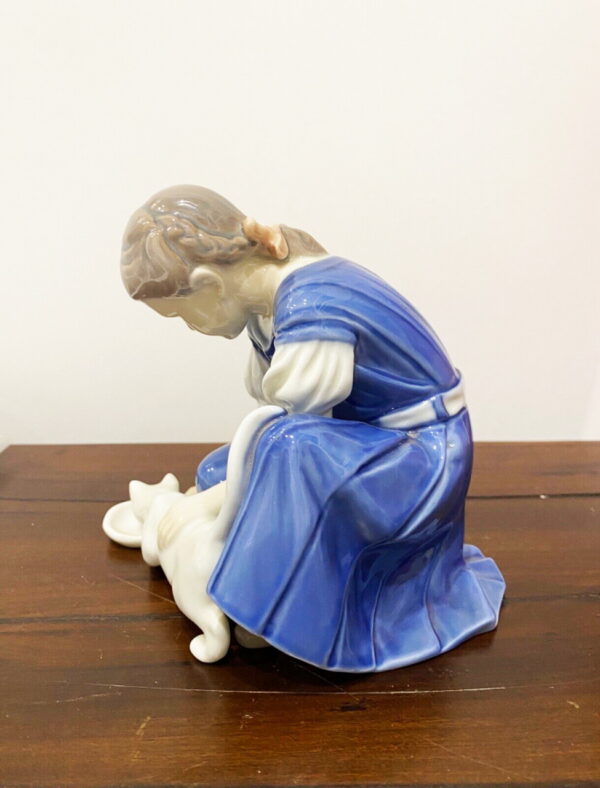Bing & Grondahl Copenaghen, statuina in porcellana “solo una goccia”- bambina con gatto - 002 - Immagine laterale