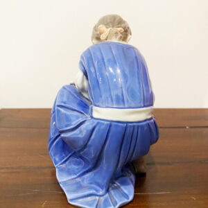 Bing & Grondahl Copenaghen, statuina in porcellana “solo una goccia”- bambina con gatto - 003 - Vista posteriore dell'opera