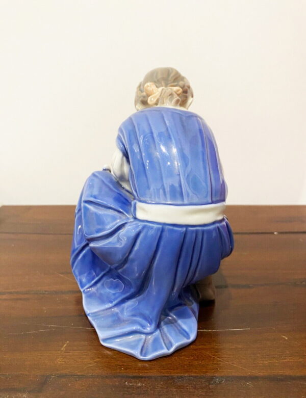 Bing & Grondahl Copenaghen, statuina in porcellana “solo una goccia”- bambina con gatto - 003 - Vista posteriore dell'opera