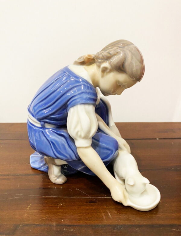 Bing & Grondahl Copenaghen, statuina in porcellana “solo una goccia”- bambina con gatto - 004 - Vista laterale dell'opera