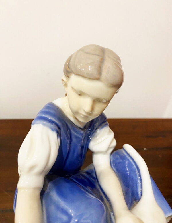 Bing & Grondahl Copenaghen, statuina in porcellana “solo una goccia”- bambina con gatto - 005 - Particolare del viso della bambina