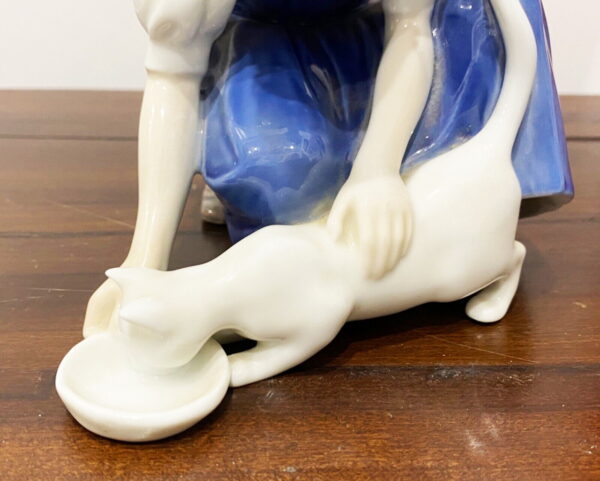 Bing & Grondahl Copenaghen, statuina in porcellana “solo una goccia”- bambina con gatto - 006 - Dettaglio del gatto