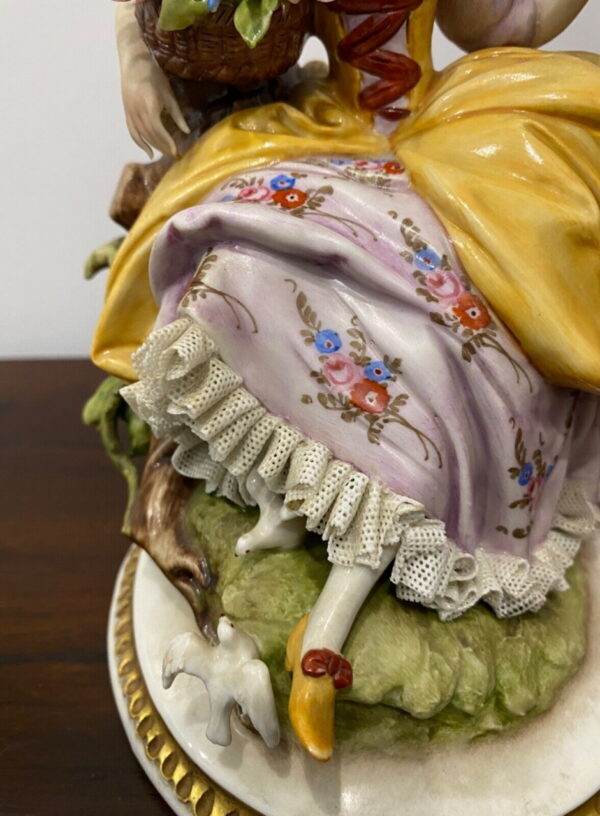 Statua di porcellana Capodimonte di Giuseppe Cappè - Dama - 009 - Particolare del vestito