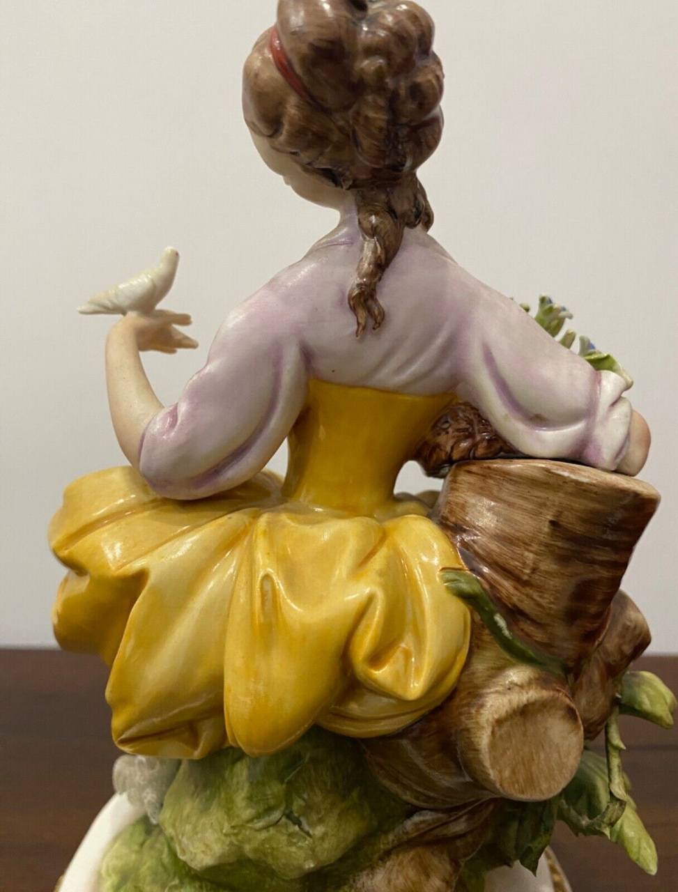 Statua di porcellana Capodimonte di Giuseppe Cappè – Dama – 012 – Vista posteriore dell’opera