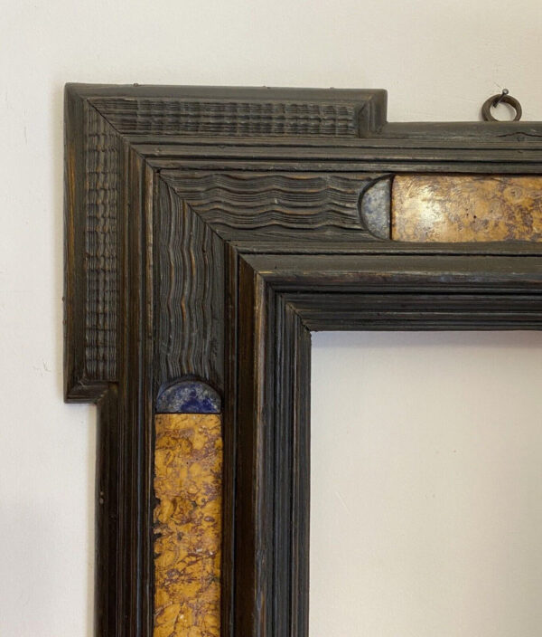 Antica cornice guilloché del XVII secolo con inserti in marmo - Dettaglio dell'angolo in alto a sinistra